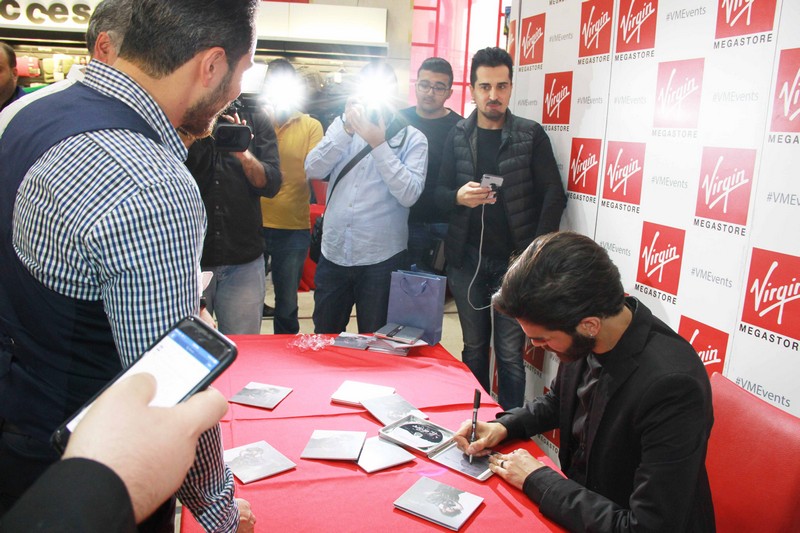 Mike Massy signs Le Délire surrounded by his fans and the press